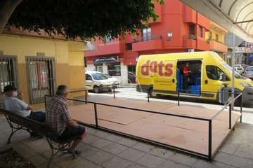 Operarios municipales desmontan la terraza ilegal de la calle de Alonso Quesada/TA.